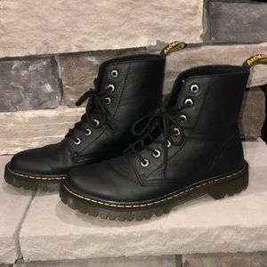 Dr. Martens. Black. Size 9 in womens
